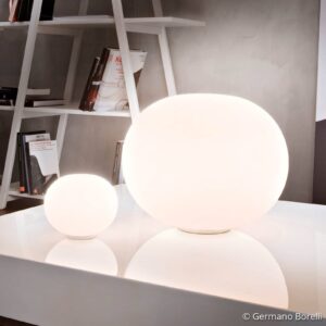 FLOS Glo-Ball – guľová stolná lampa 45 cm