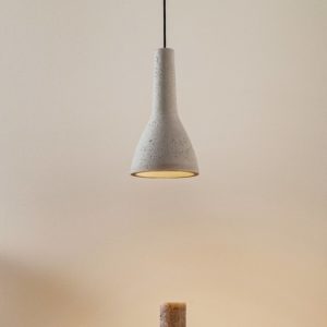 Závesná lampa Cona z betónu