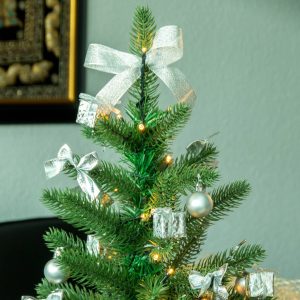 LED vianočný stromček s dekoráciou v striebornej farbe
