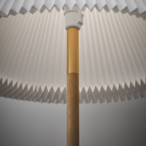 Stojacia lampa LE KLINT LK80 s papierovým tienidlom, svetlý dub